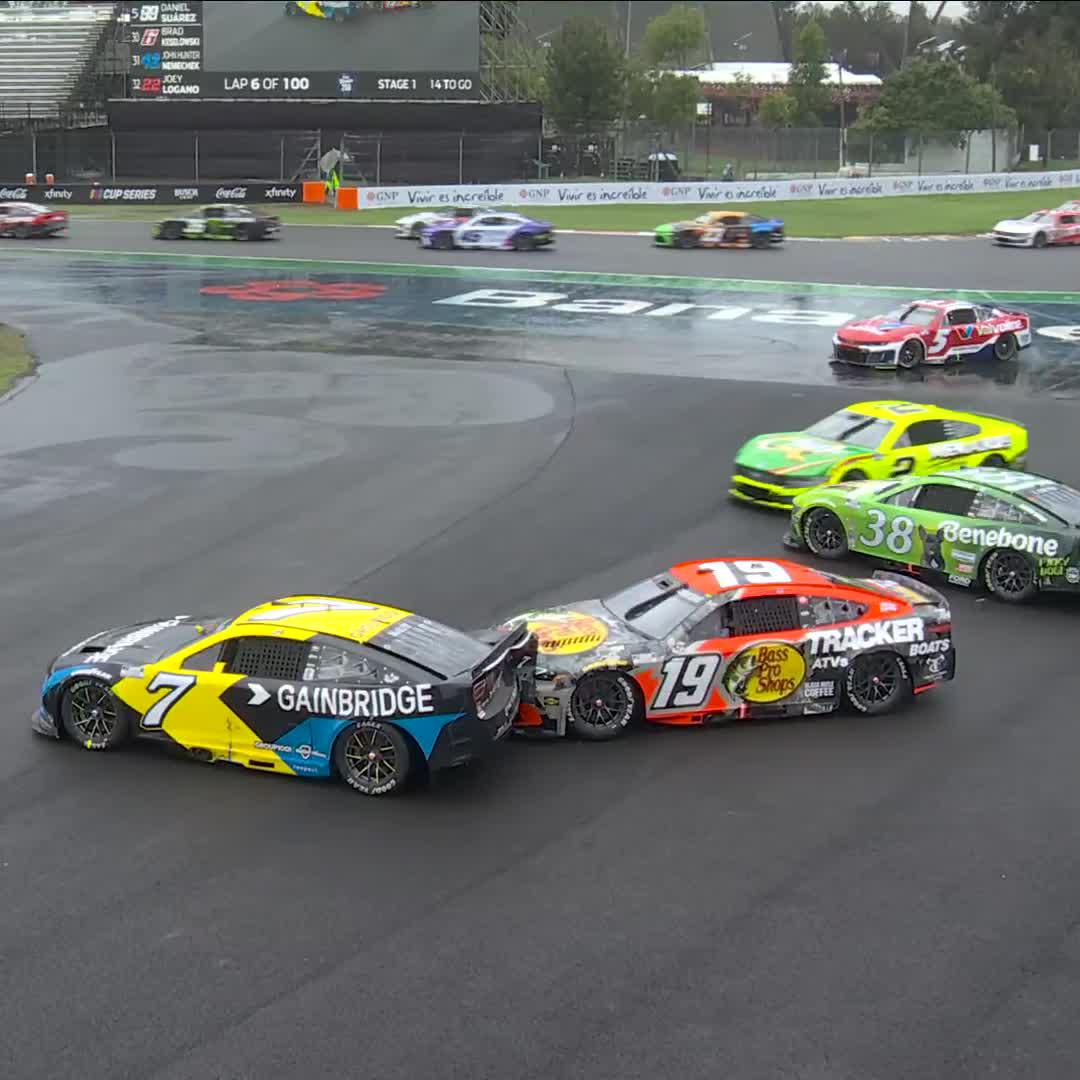 We have trouble! Multiple cars are involved!