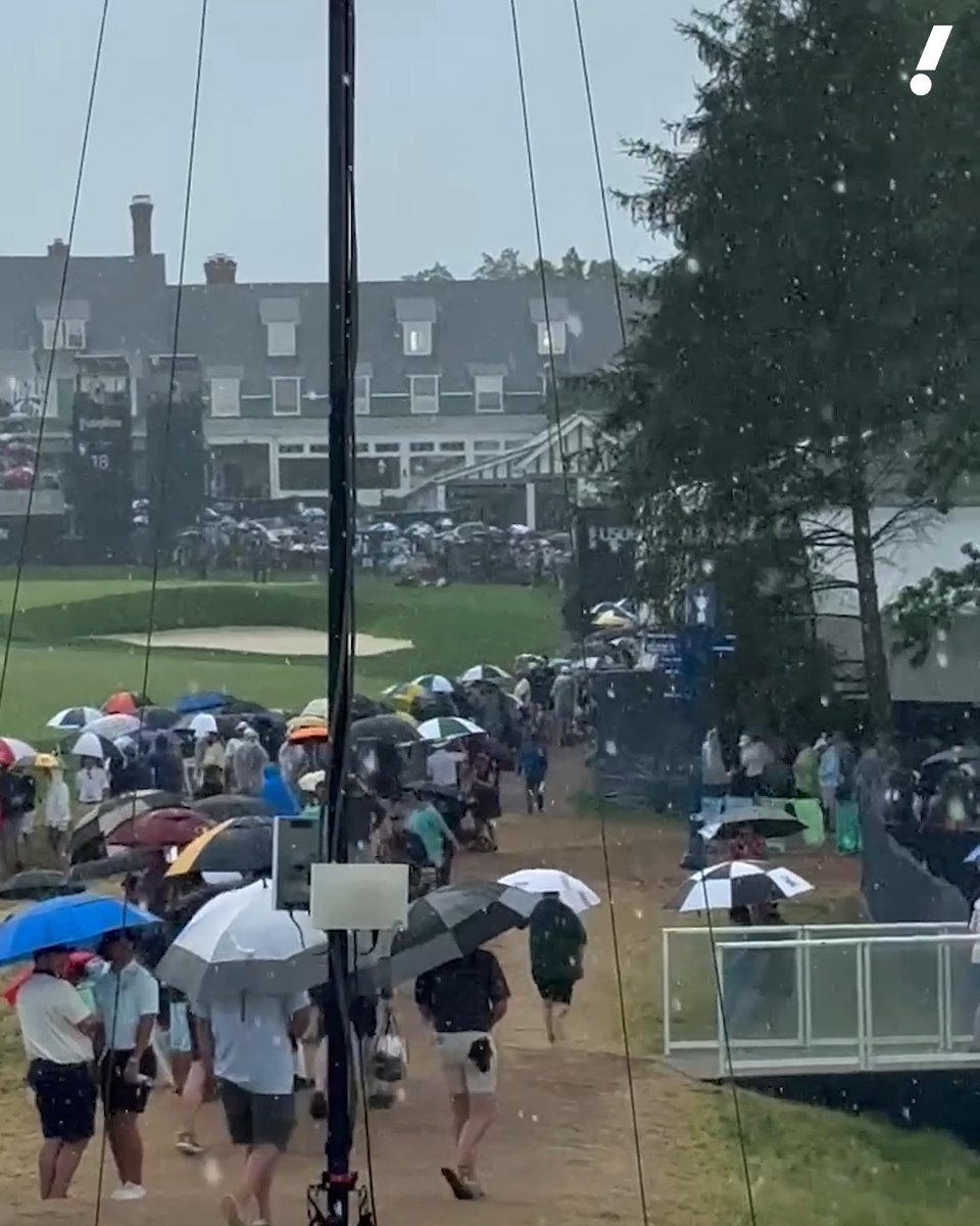 Rain coming down in the final round of the U.S. Open 😳 Play was suspended at Oakmont Country Club at 4:01 p.m. ET due to dangerous weather in the area. (📹: Jay Busbee)