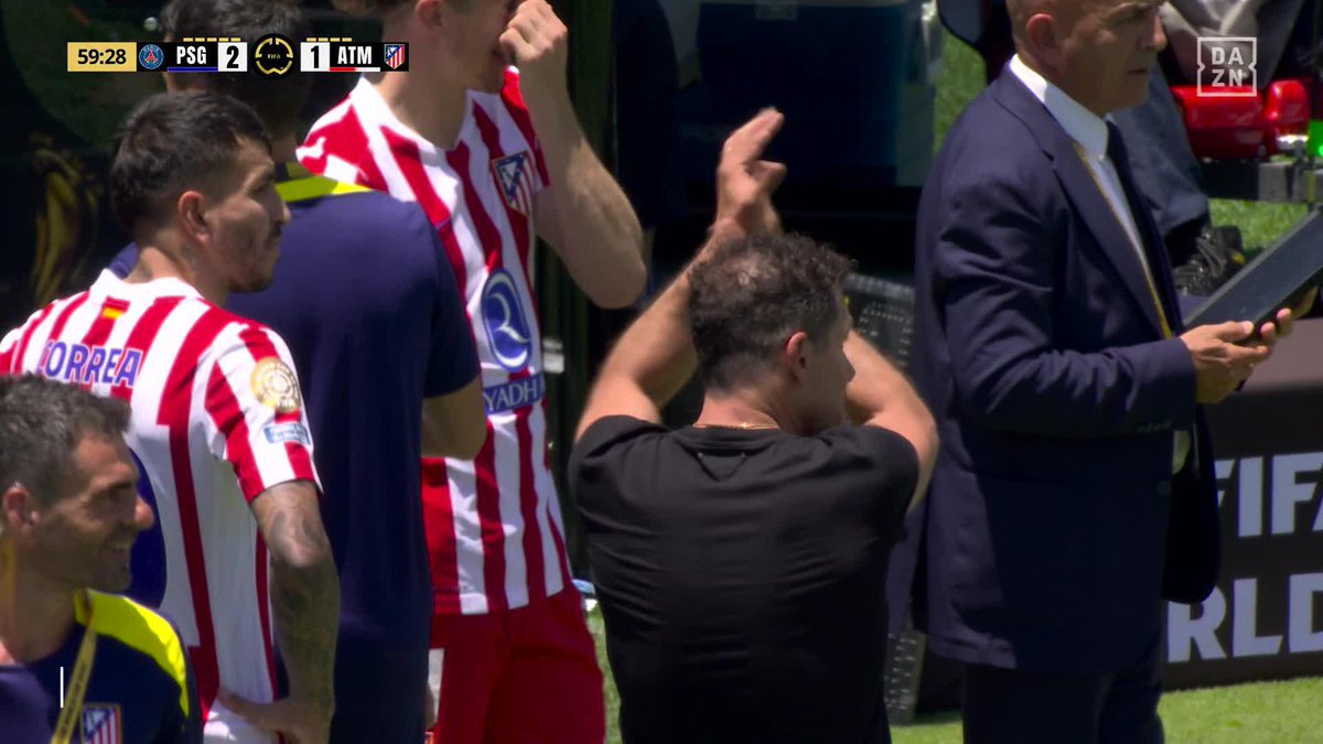Simeone aplaudiendo tras el gol anulado al Atlético. No árbitros Negreira, no party 🤣🤣🤣