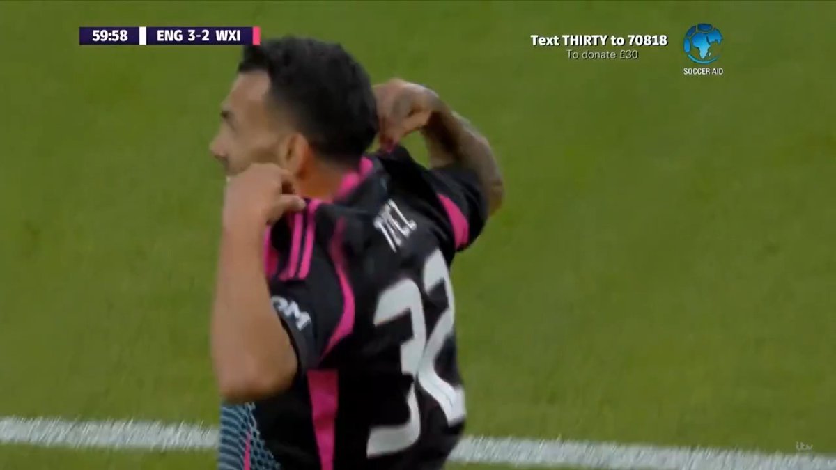"Tevez": Por sus cuatro goles en Old Trafford durante el partido a beneficio #SoccerAid