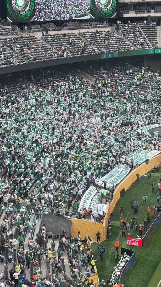 Apesar do isolamento acústico na cabine da imprensa, é possível ouvir a festa da torcida do Palmeiras no MetLife Stadium antes do jogo contra o Porto. 🎥 ge | Thiago Ferri
