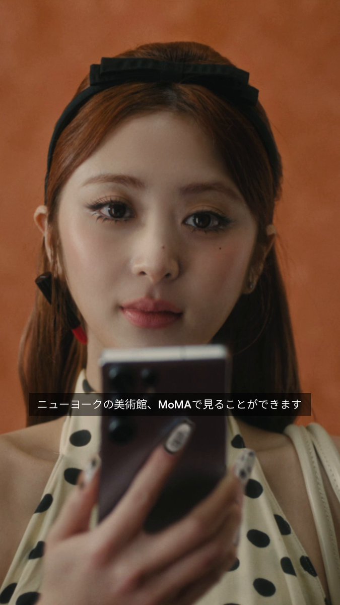 YUNJIN さんが Gemini Live を使って次に向かうのは？（美術館がお似合いです...） お、よく見たら 鞄についてるマスコット、Android Bot…？ （動画 10 秒あたりに映っています） #LE_SSERAFIM #르세라핌 #LE_SSERAFIM_HOT #ComeOver #Android