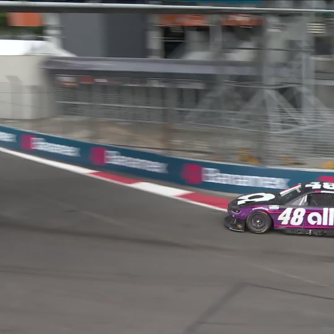 .Christopher Bell works his way past Alex Bowman. He'll try to track down SVG as we approach 10 laps to go!