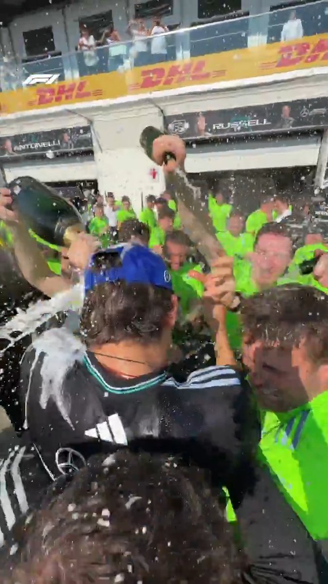 A champagne shower for Kimi! 🍾 #F1 #CanadianGP