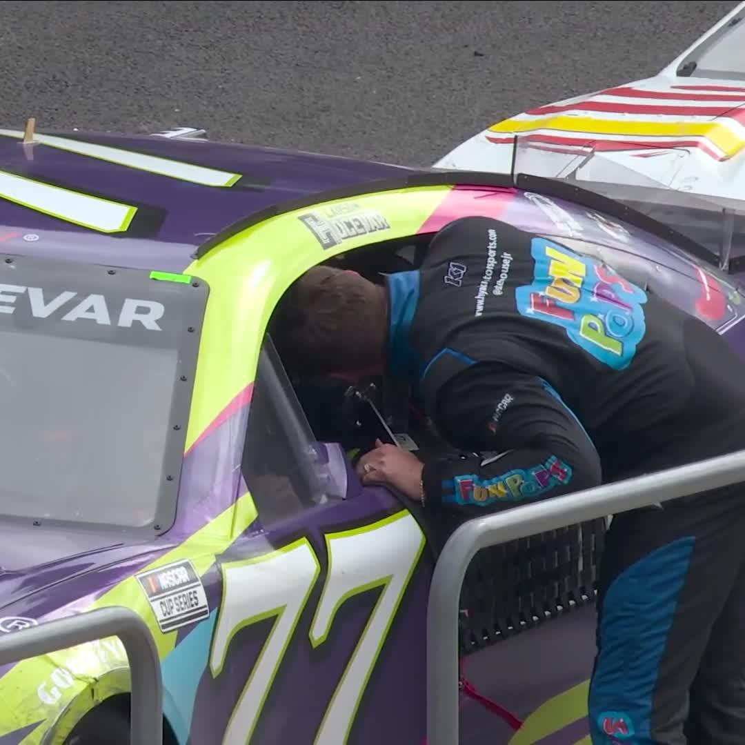 An exchange of words on pit road. 👀