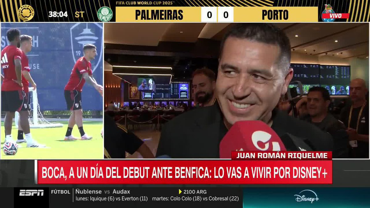 "OJALÁ PUDIERA JUGAR CON NOSOTROS" 🇦🇷 Riquelme bromeó con MESSI, luego del impresionante aliento de los hinchas de Boca en Inter Miami vs. Al Ahly 📺 Mirá los partidos de #DisneyPlus de la