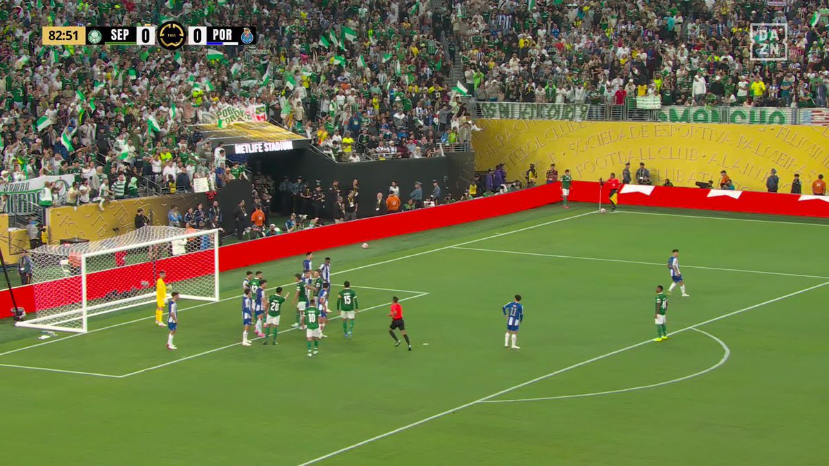 "Palmeiras" Porque igualó sin goles ante el Porto en su debut en el Mundial de Clubes. Merecieron más los brazucas pero se terminaron salvando los portugueses hijos de re mil putas.