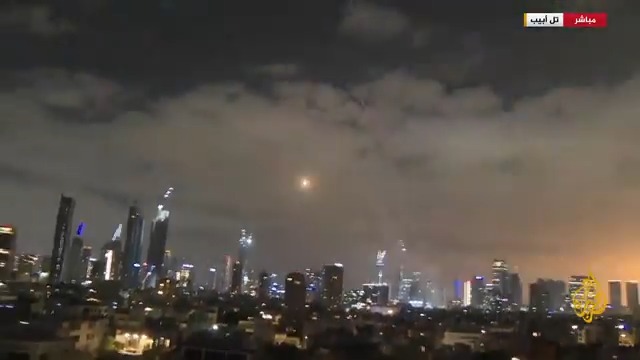 هجوم إيراني مكثف بالصواريخ على تل أبيب، ومحاولات إسرائيلية لاعتراضها #الأخبار