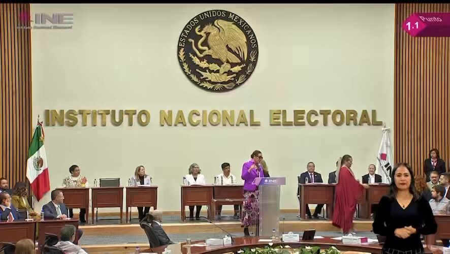 Sin duda vivimos tiempos únicos, tiempos históricos, la #ministradelpueblo, Lenia Batres recibe la constancia como ministra de la Suprema Corte.