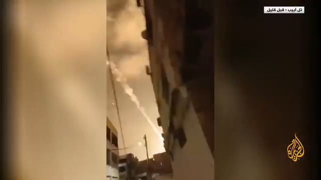 وسط هلع شديد.. مشاهد توثق لحظة انفجار صاروخ إيراني في تل أبيب #الأخبار