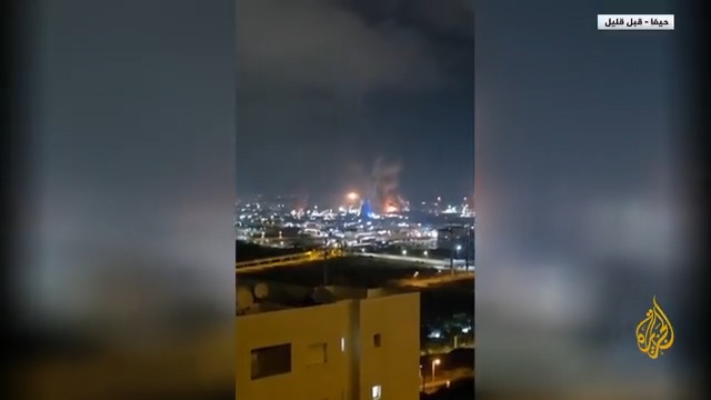 صور للحظة وصول صاروخ إيراني إلى هدفه في حيفا، وأنباء عن استهداف محيط محطة توليد الكهرباء #الأخبار