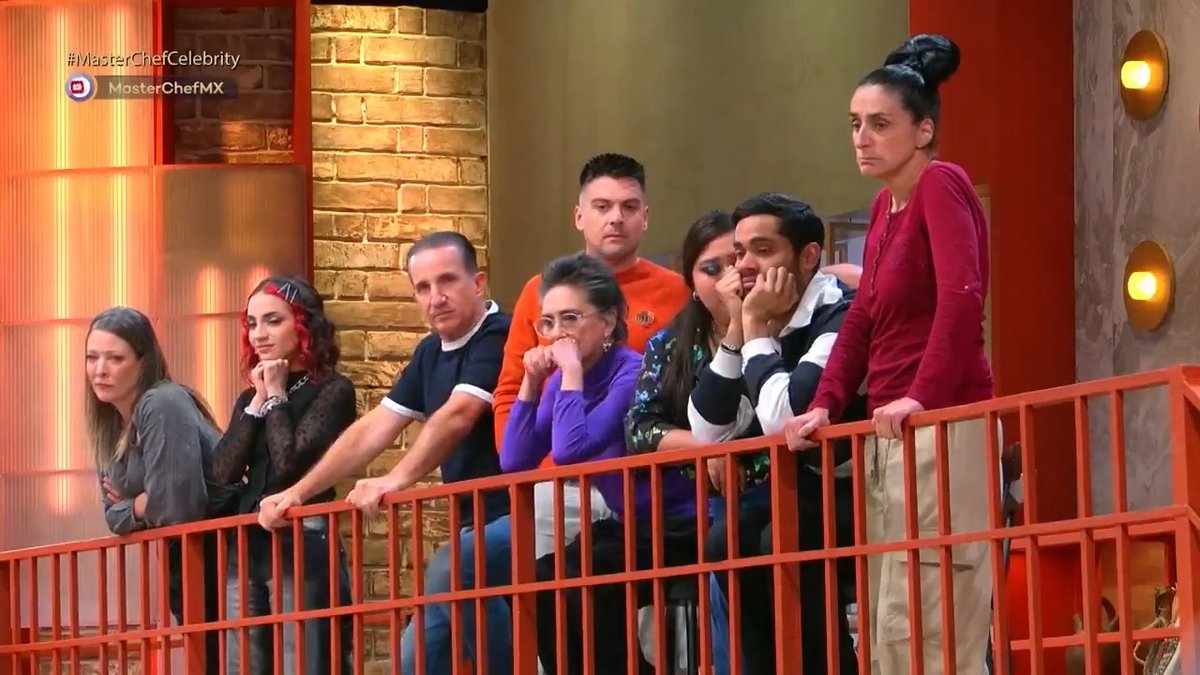 ¡Cómo va a ser una broma esto! 🥺🥺 A todos se nos apachurró el corazón y así nos despedimos de nuestro querido mosquetero, Rafa Polinesio. 💚👨🏻‍🍳 #MasterChefCelebrity