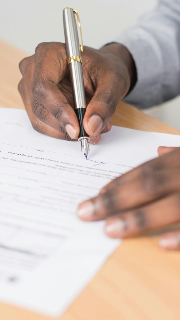 Empêcher ses salariés d'aller chez la concurrence, c'est illégal ❌ L'Autorité de la concurrence a rendu une décision qui va changer beaucoup de choses: les entreprises ne peuvent plus introduire de clause de non-débauchage de leurs salariés chez des concurrents. 🎙️ Hugo Babay