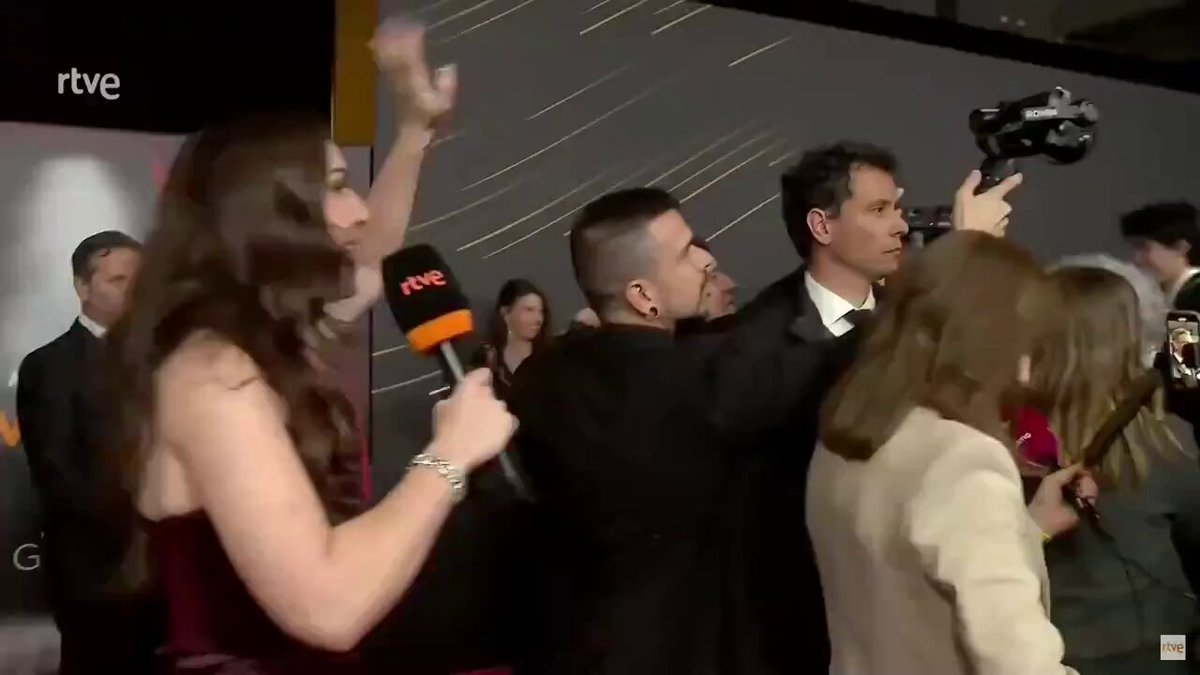 Es fascinante cómo han pasado de lamerle el culo a bajarse del barco. Inés, no vamos a perdonarte. Estás en la lista para juicio rápido.