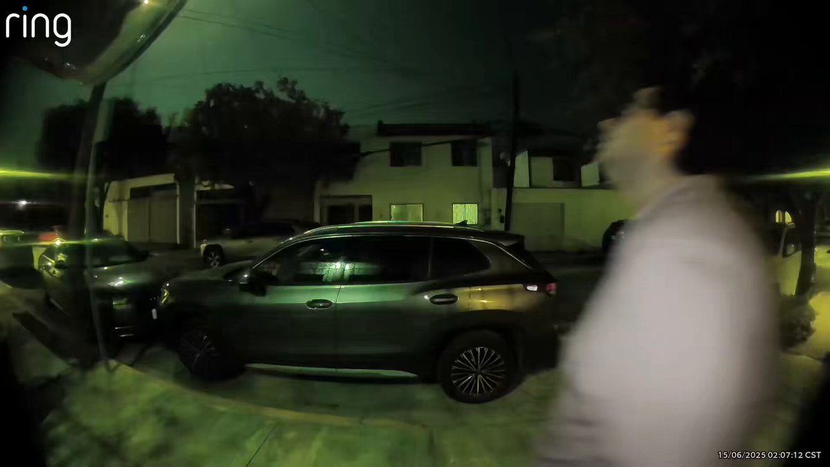 En México un hombre salía de su casa y, de repente, vio un meteorito caer del cielo.