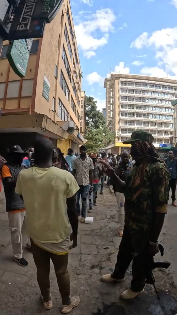 Huyu jama ameenda akisema ni nini ilimpeleka kufanya kazi ya police😂