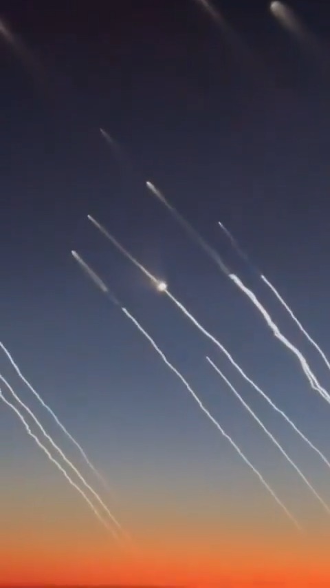 Cool footage here filmed from a commercial airplane flying over Dubai showing ballistic missiles headed toward Israel from Iran... #Israel #IsraeliranWar #war #GoldenDome #iran #tehran #flying #ایران #تهران