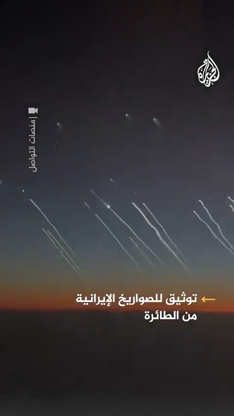 مسافرون يوثقون من الطائرة في الجو لحظة إنطلاق الصواريخ الإيرانية إلى تل أبيب واختراقها الغلاف الجوي