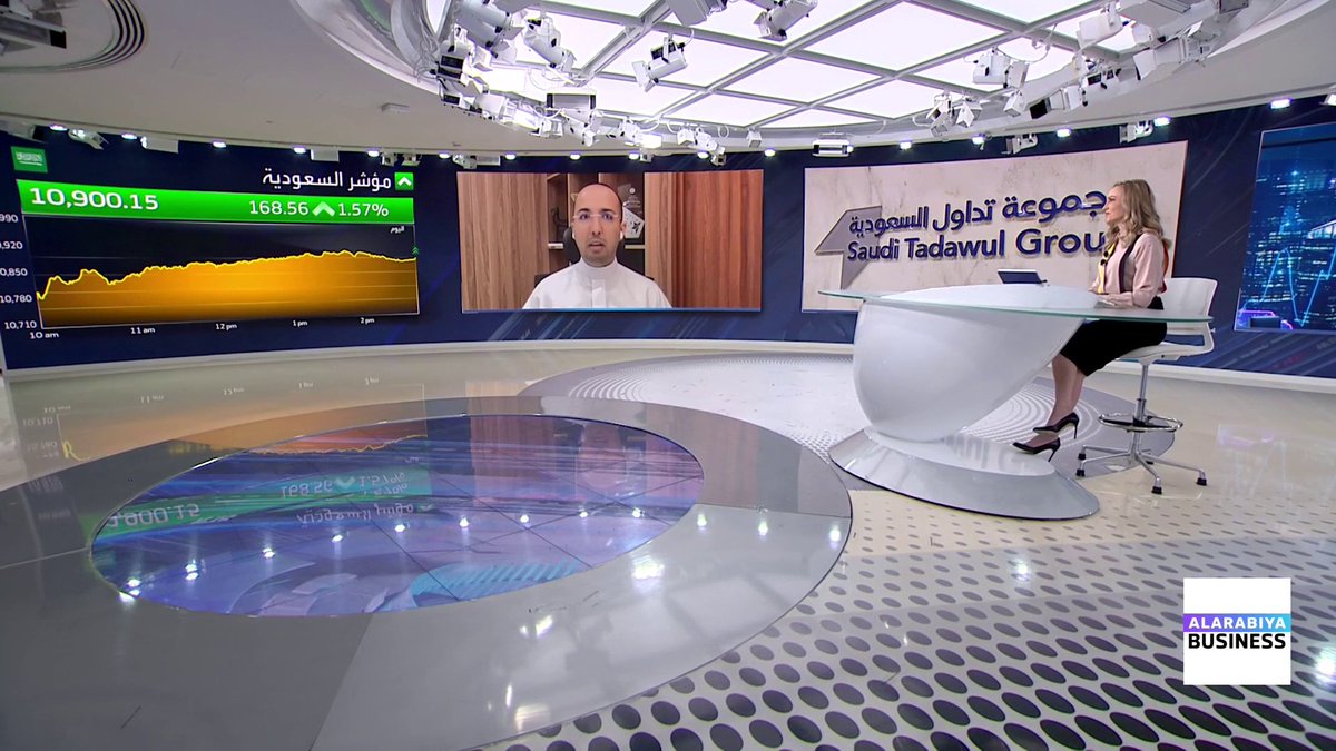 الرئيس التنفيذي لشركة فيلا المالية حمد العليان: 📌 السوق السعودية كانت في اتجاه صعودي واضح قبل التوترات الحالية في الشرق الأوسط 📌 التوترات الإقليمية والحرب بين إسرائيل وإيران تزيد من احتمالية استمرار التذبذب في السوق 📌 ارتفاع أسعار النفط قد يعود إذا تم التوصل لاتفاق بين الأطراف المعنية 📌 لهذا السبب يجذب الاستثمار في وول ستريت جزءاً من السيولة بعيداً عن السوق السعودية 📌 السوق السعودية تجاوزت مستويات نفسية مهمة مثل 11500 و12000 نقطة مما يدعم فرص الصعود مجدداً حمد العليان Nadine Hani #جرس_الإغلاق #العربية_Business