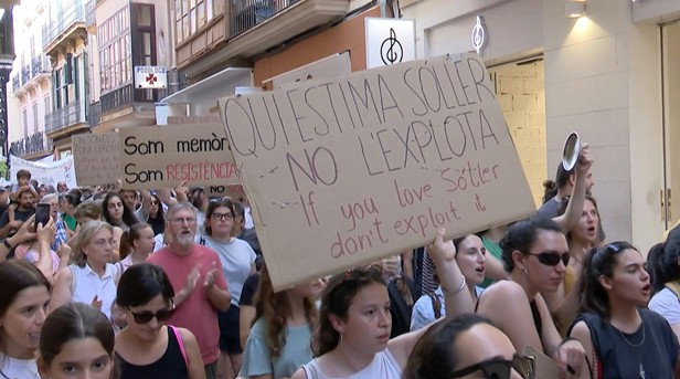 VIDEO: 🇪🇸 Thousands march in Spain's Mallorca against overtourism Local demonstrators take part in a protest against mass tourism and rising house prices in Palma de Mallorca. Similar protests have been staged in tourist hotspots across southern Europe