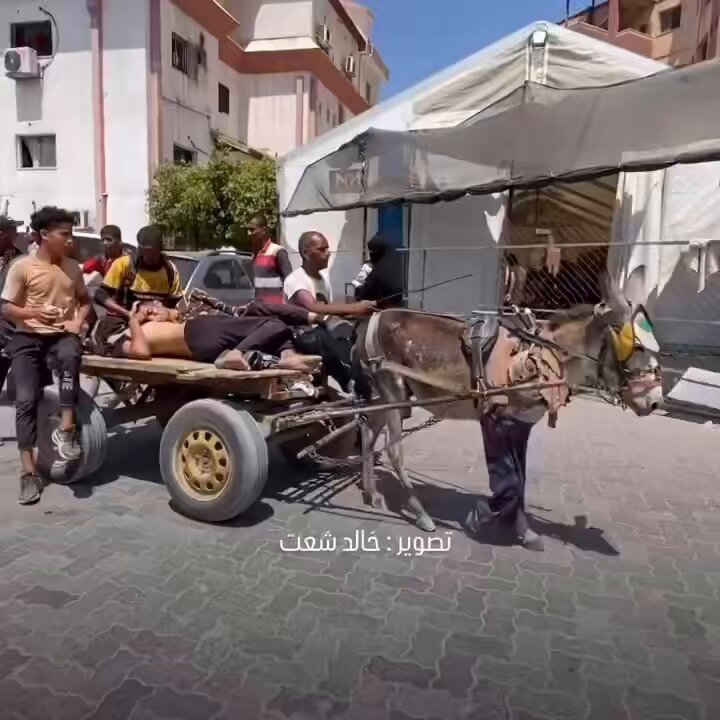 A number of Palestinians were killed and others were injured by Israeli air strikes that targeted Palestinians who were waiting for humanitarian aid in central Gaza.