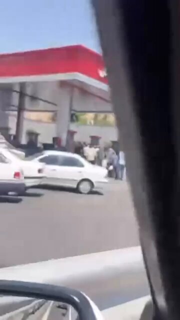 الإيرانيون يصطفون على محطات الوقود وسط انتقادات للنفي الرسمي لوجود أزمة وقود في البلاد.