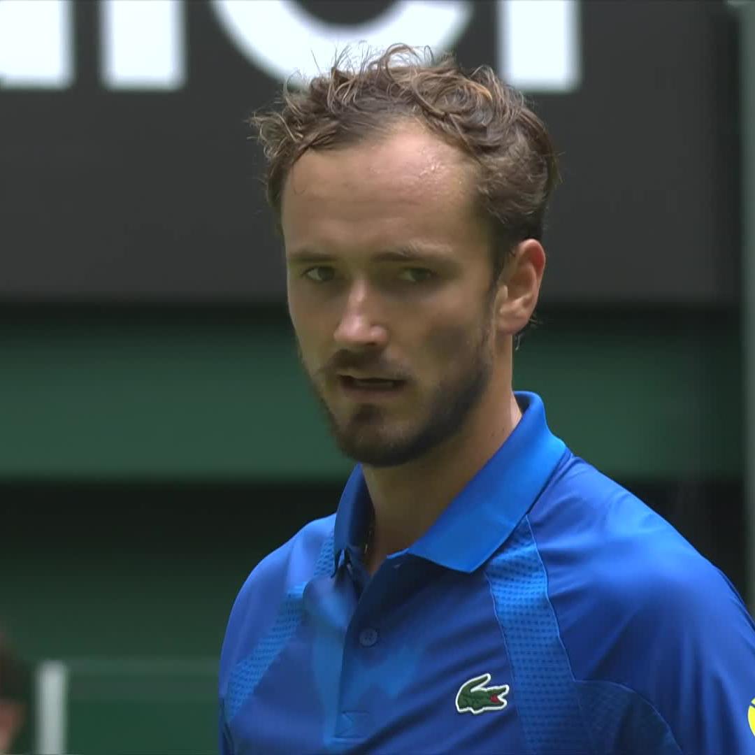 20th win of the season 👏 Daniil Medvedev defeats Altmaier in just over an hour to get his Halle campaign underway 🌱 #TWO25