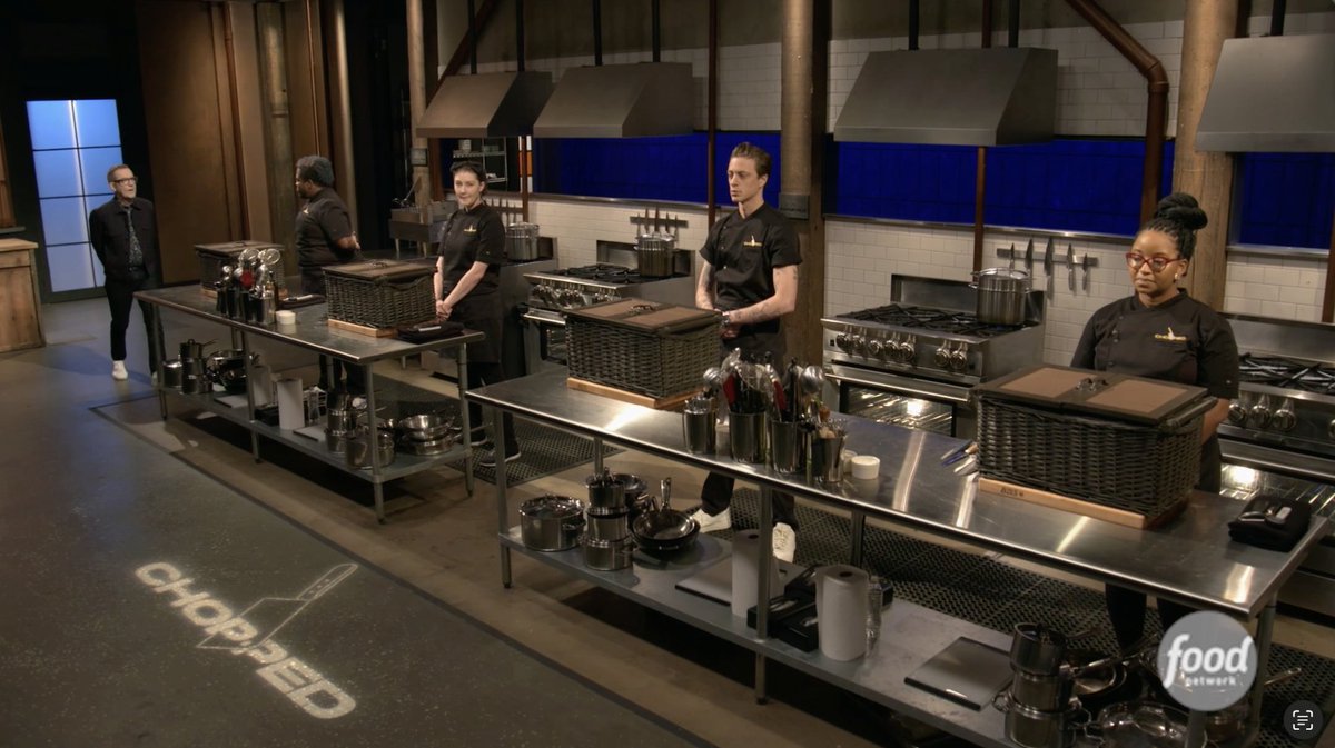 WWYDWTB: What would you do with this basket?! 🧺 @thetedallen challenges four chefs to turn raclette, snow peas, glazed ham and ant brittle into an irresistible appetizer in just 20 minutes 😅 #Chopped > Tuesday @ 8|7c!