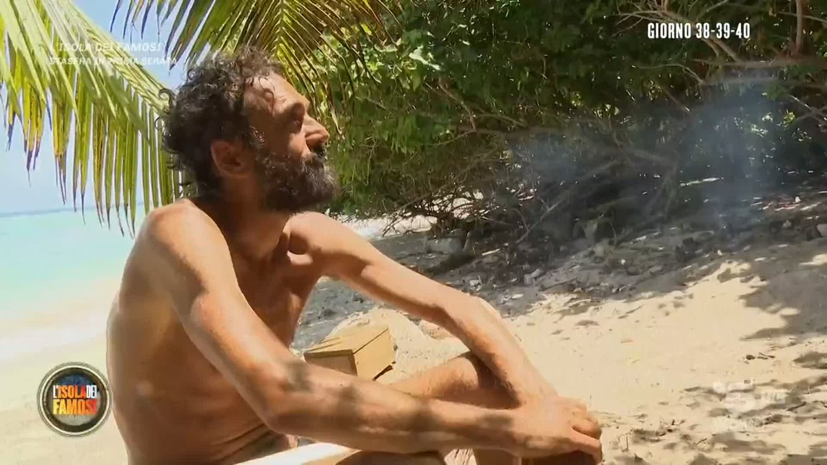 Mentre discutono, i Naufraghi assistono a una scena impressionante: uno squalo caccia una manta. "Questa è la prova che il pesce c'è", ma chi si offrirà di pescare adesso?? #Isola