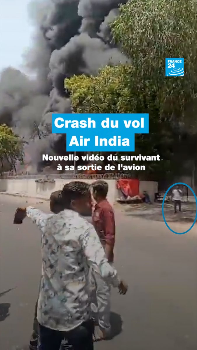 ✈️ 🇮🇳 Une nouvelle vidéo, filmée sous un angle inédit, montre Vishwash Kumar Ramesh, unique survivant du crash du vol #AirIndia 171 à #Ahmedabad, marchant calmement, loin des débris, tandis qu'un incendie se propage derrière lui