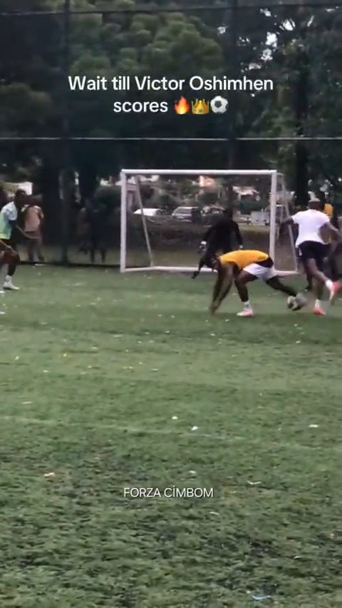 😂 Victor Osimhen, halı saha yaparken arkadaşlarına pek hoşgörü göstermiyor.