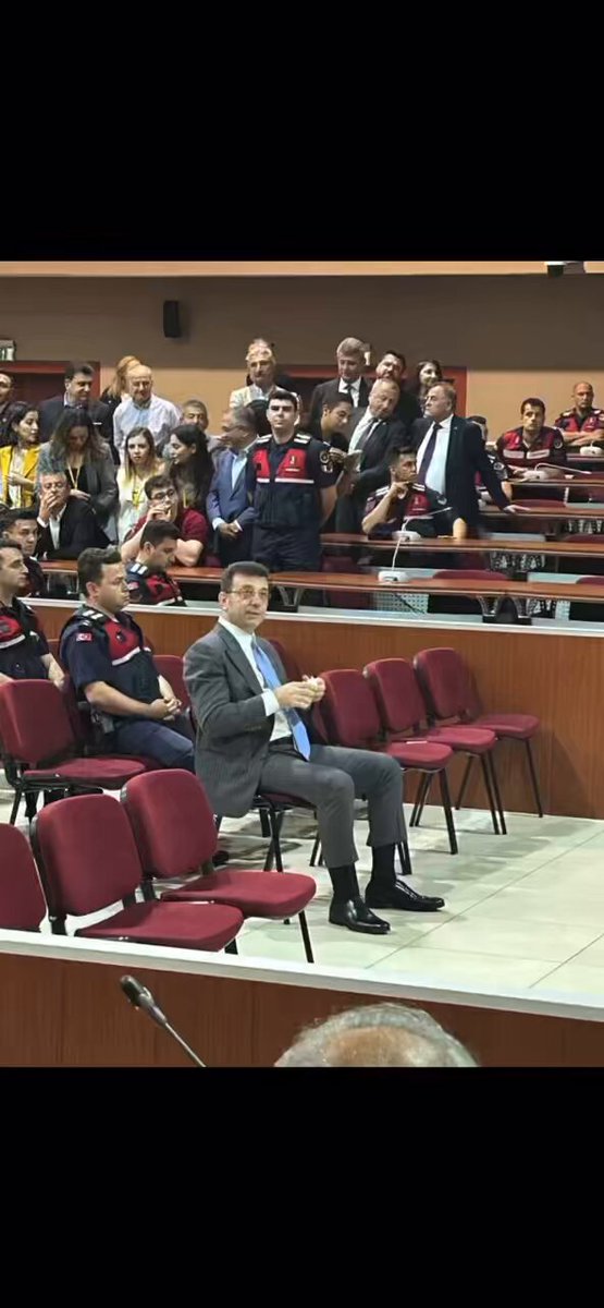 ekrem imamoğlu: “burada yargılanan ben değilim, on milyonların iradesidir. bu mücadelede yalnız değilim. milletimizin sesi ve güveni arkamda. ben duygusal bir insanım. duygularımla aklımı birleştiren bir insanım. cesaretimi buradan alıyorum. cesaretim bir milim aşağı inmeyecek”