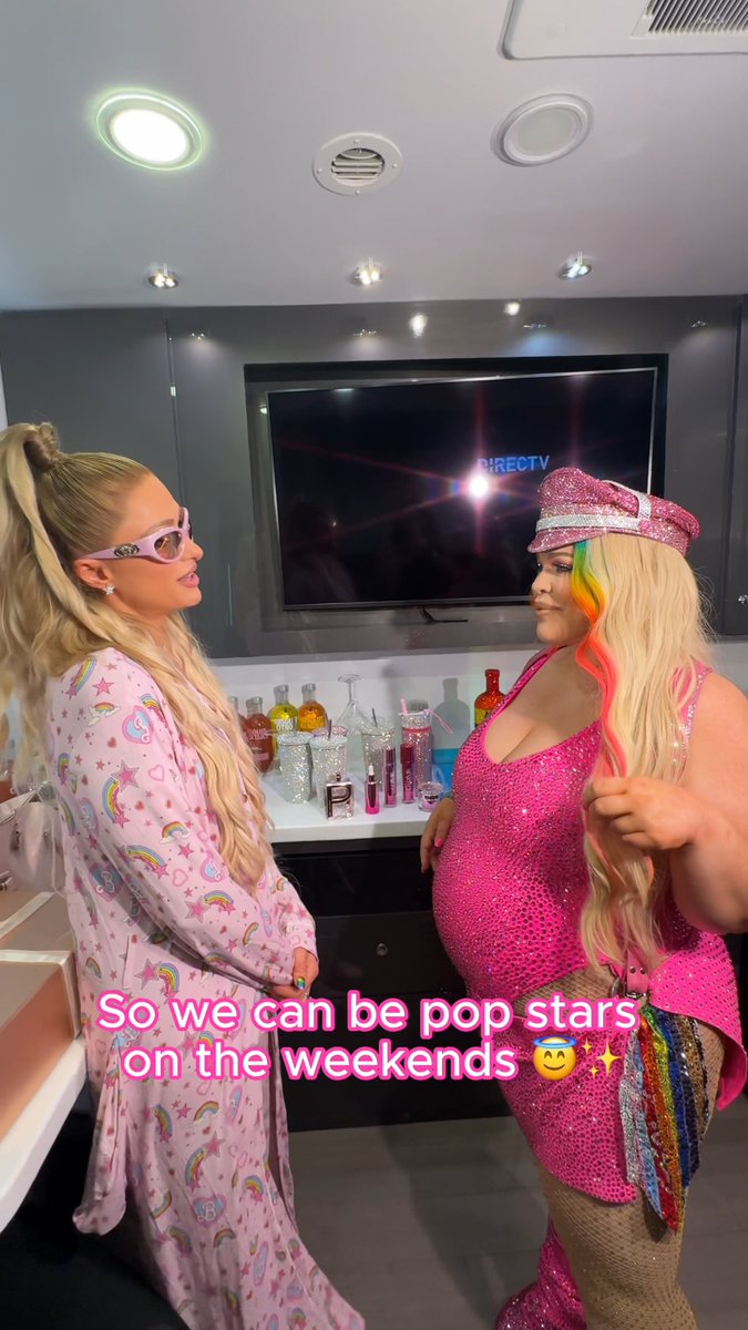 Hot is everything 😘🌈 Loved meeting my fellow #SlivingMom and #SparkleSis @TrishaPaytas 👯♀️💞 And if you want to look #Sliving all year long, shop my Pride Merch: 🥰 #ThatsHot ✨
