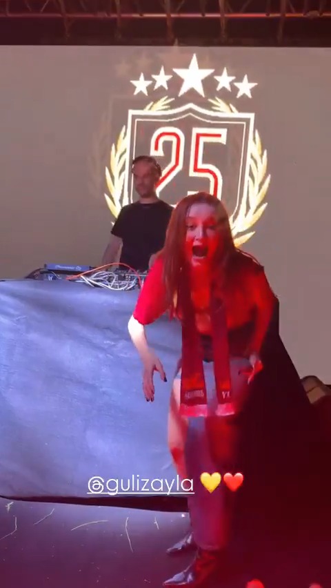 Güliz Ayla'nın bugünkü şampiyonluk kutlamalarında “Ararım sorarım” performansı 😅