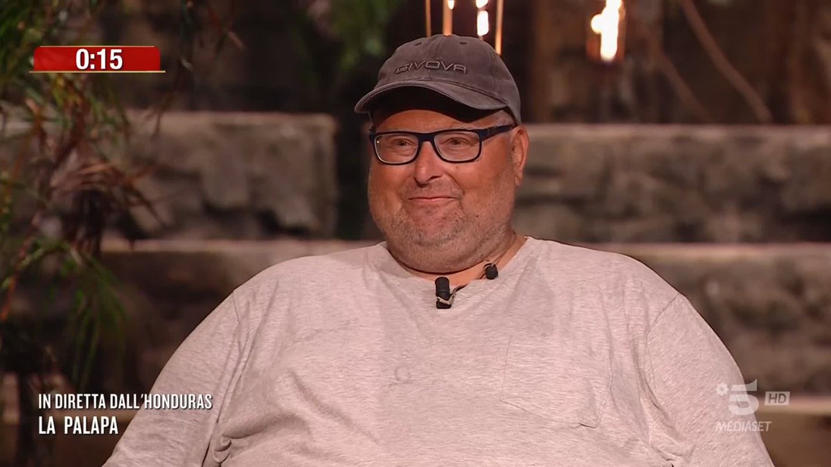 "Sei bello lo stesso" 😂❤️ Il nuovo look di Mario non convince la moglie Silvia. #Isola