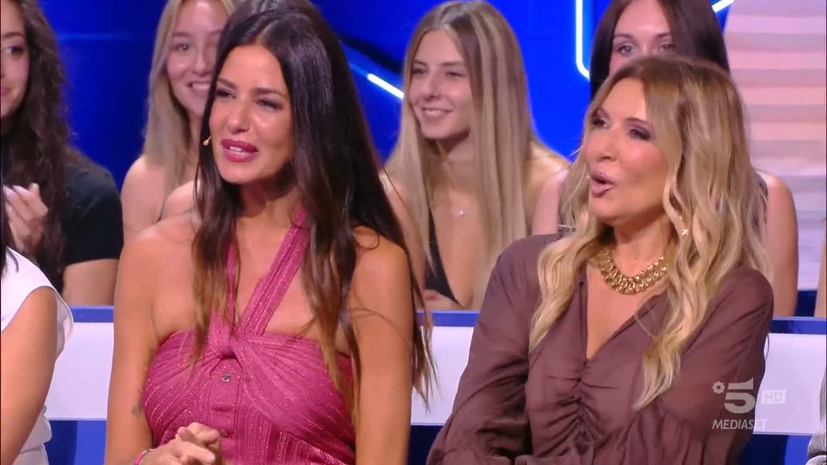 "Mario che accende e spegne la moglie col telecomando è la perfetta metafora dell'idea di donna di Adinolfi" Le parole di Selvaggia su Mario. #Isola