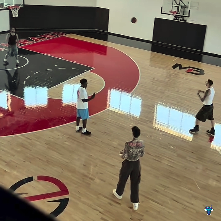 LaVar Ball is trying to persuade the LA Clippers to acquire both Lonzo and LaMelo Ball, showcasing shootaround footage from their very own Big Baller Brand gym. 🙃 (📹 Big Baller Brand)
