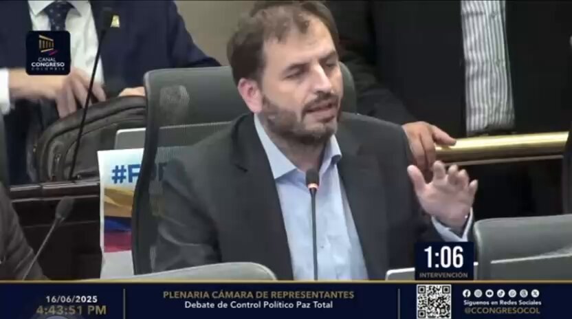 #POLÍTICA En medio de la critica situación de salud del senador Miguel Uribe, el representante a la Cámara, Andrés Forero, anunció que la bancada del Centro Democrático de esta corporación se retira de la plenaria para acudir a la Fundación Santa Fe.