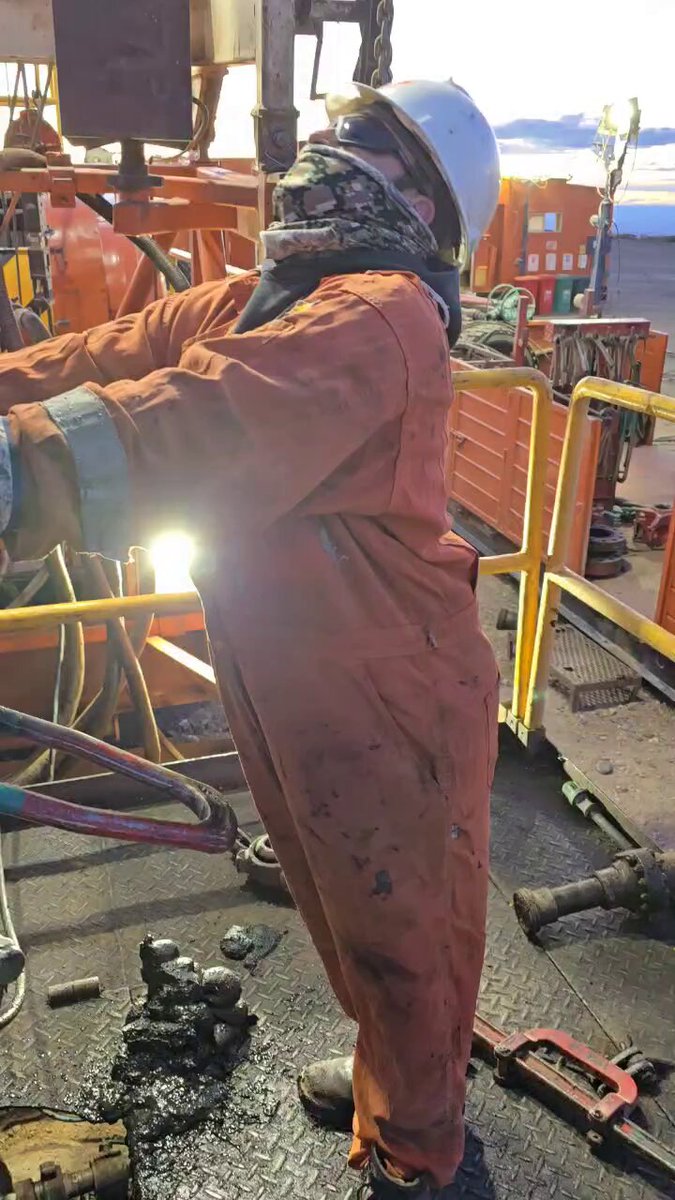 Casi anochece y acá estamos, orgullosos de trabajar 24hs para producir energía. Primer pulling en Volcán Ahuca Mahuida, Rincón de los Sauces, Nqn.