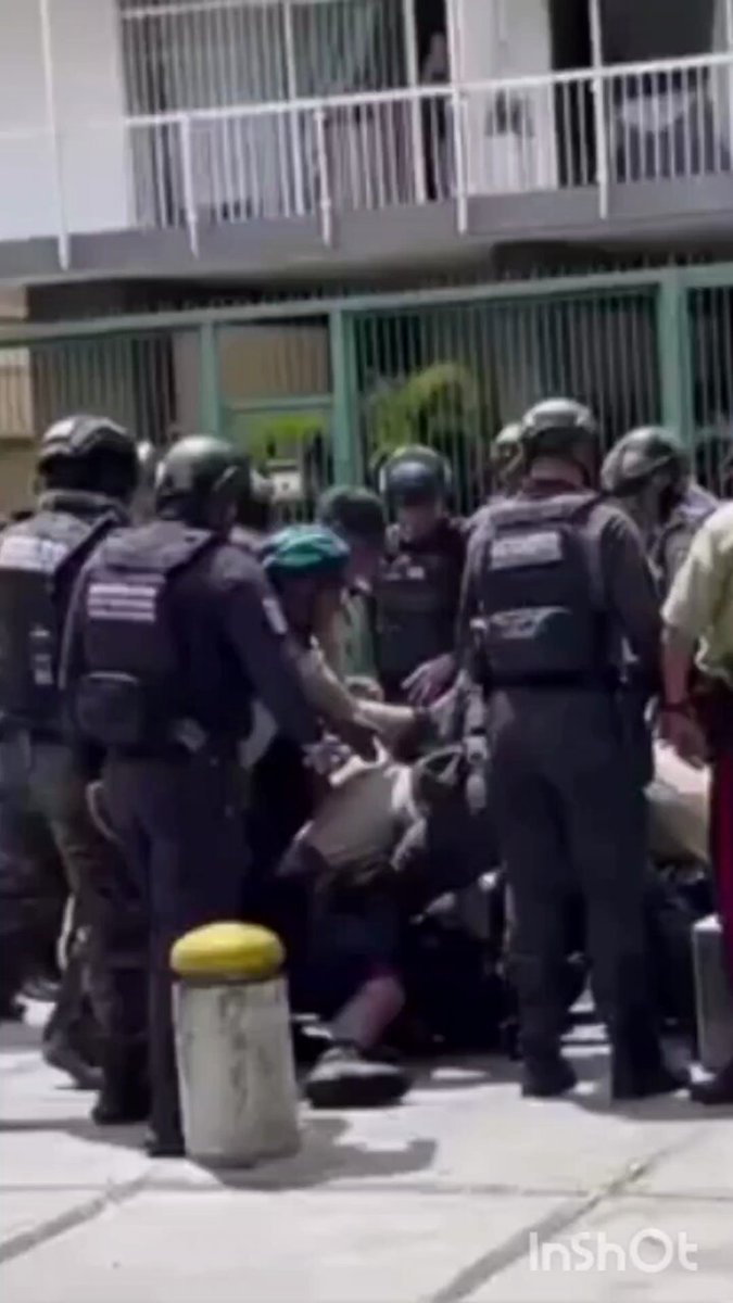 #16May #MiguelContigo 🇻🇪Denuncia ciudadana: Situación irregular que ocurrió poco antes de las 2 de la tarde detrás de Parque Cristal, en Los Palos Grandes. Los funcionarios de PoliChacao, intentaron detener a unos efectivos de la Policía Nacional Bolivariana y luego se armó un enfrentamiento. Video cortesía 📌