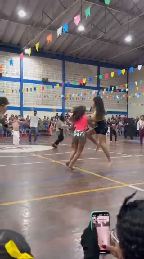 Um aluno viralizou e encantou a web ao performar "Homem com H" de Ney Matogrosso durante performance junina em sua escola 🤯
