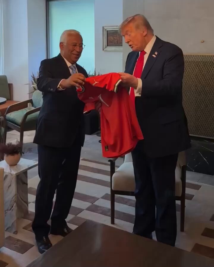 Donald Trump recebeu uma camisola autografada por Ronaldo de António Costa 🤝