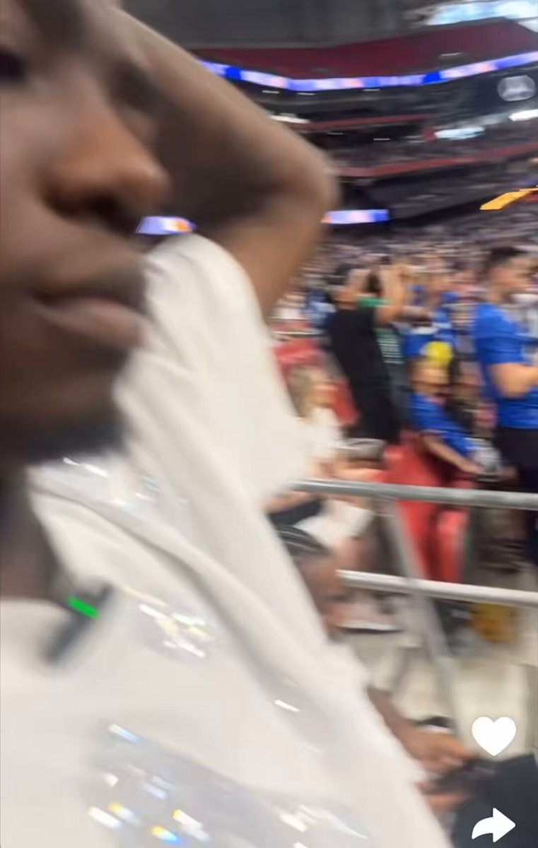 Ray couldn’t stop laughing as Shank started arguing with supporters of the opposing team while they’re at a soccer game 😭