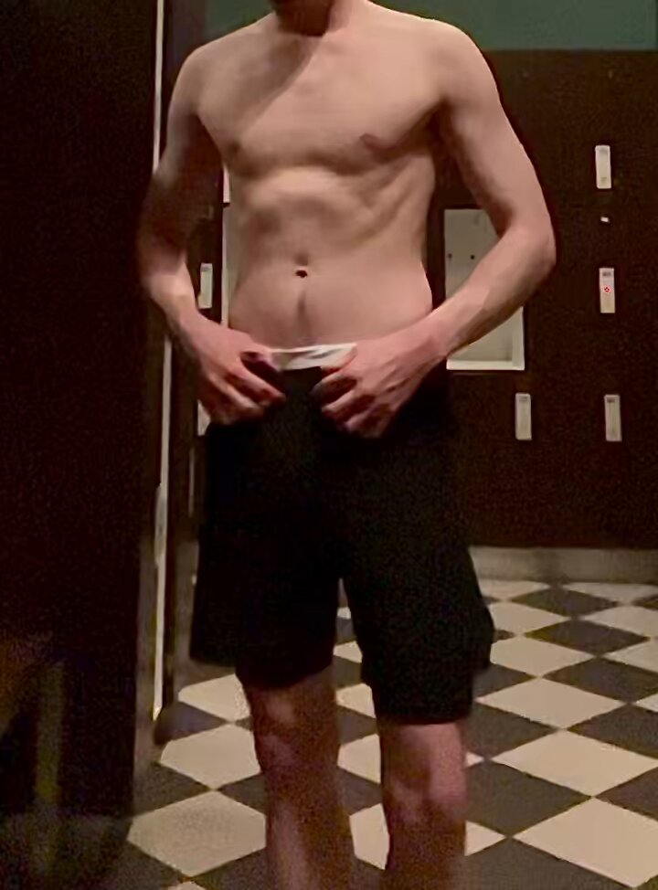 Sooo, lifting heavy, packing even heavier i guess? I’m sure no one noticed, right? McFit isn’t safe from me 😜 #abdl #publicexposure #diaperboy #gaydiaper #diapergay #diaperjock #diapergym #kink #fetish #abdlgay #windel #windeljunge
