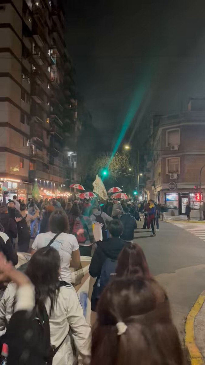 Caravana del PJ a la casa de Cristina ahora. Esto recién empieza