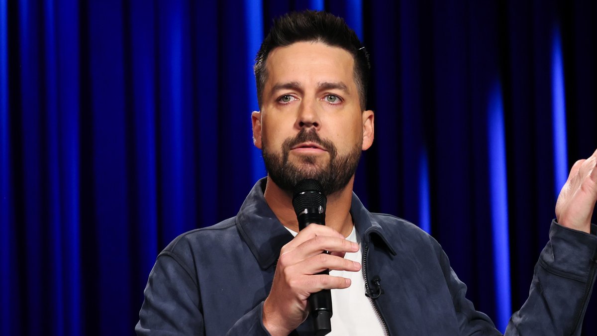 .John Crist had to call out his girlfriend after she said her friend did a “complete 360” 🤣 #FallonTonight #StandUp