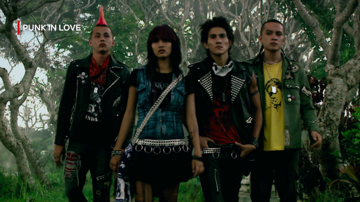 Punk boleh melawan sistem, tapi melawan orang tua jangan.