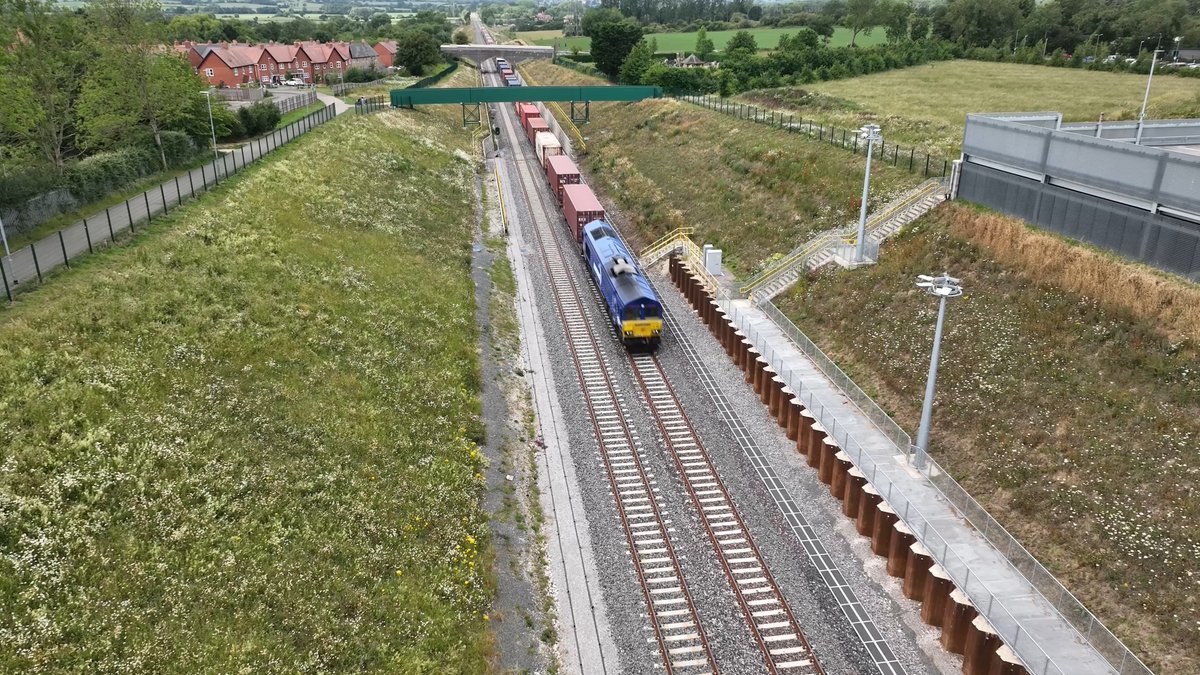 #EastWestRail has been used for commercial freight for the first time. 🙌 Yesterday the service from Didcot arrived at the new infrastructure at Oxford, travelling to Milton Keynes to connect with the West Coast Main Line: 👉 West Coast Main Line #Freight