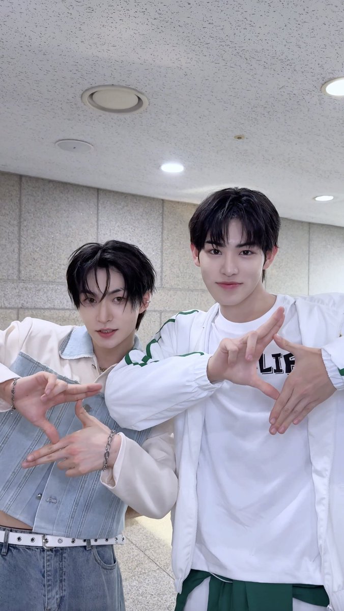 #ELAST #로민 선배님의 오늘 하루는 Vacation! FREEZE - 🧊 #민제 #Minje #엘라스트 #ROMIN #KickFlip #킥플립 #Kick_Out_Flip_Now #FREEZE E'LAST(엘라스트)