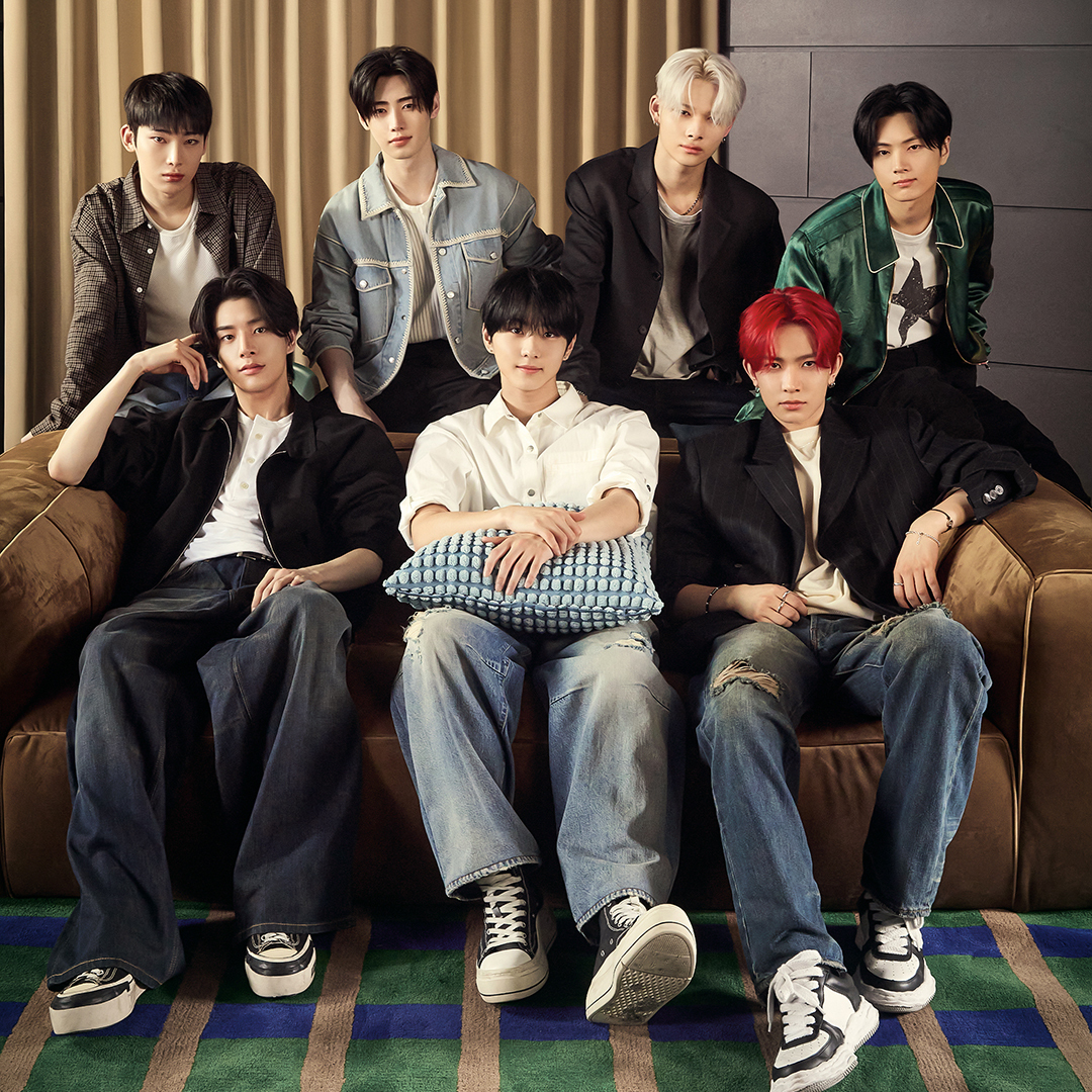 .ENHYPEN OFFICIAL just got their hands on the new Galaxy Foldable phone–an ultra-sleek foldable that’s next-level. The reaction says it all. Don’t miss your turn. #GalaxyxENHYPEN #Samsung 💙 Like this post to see their reactions, and for what happens next 👀